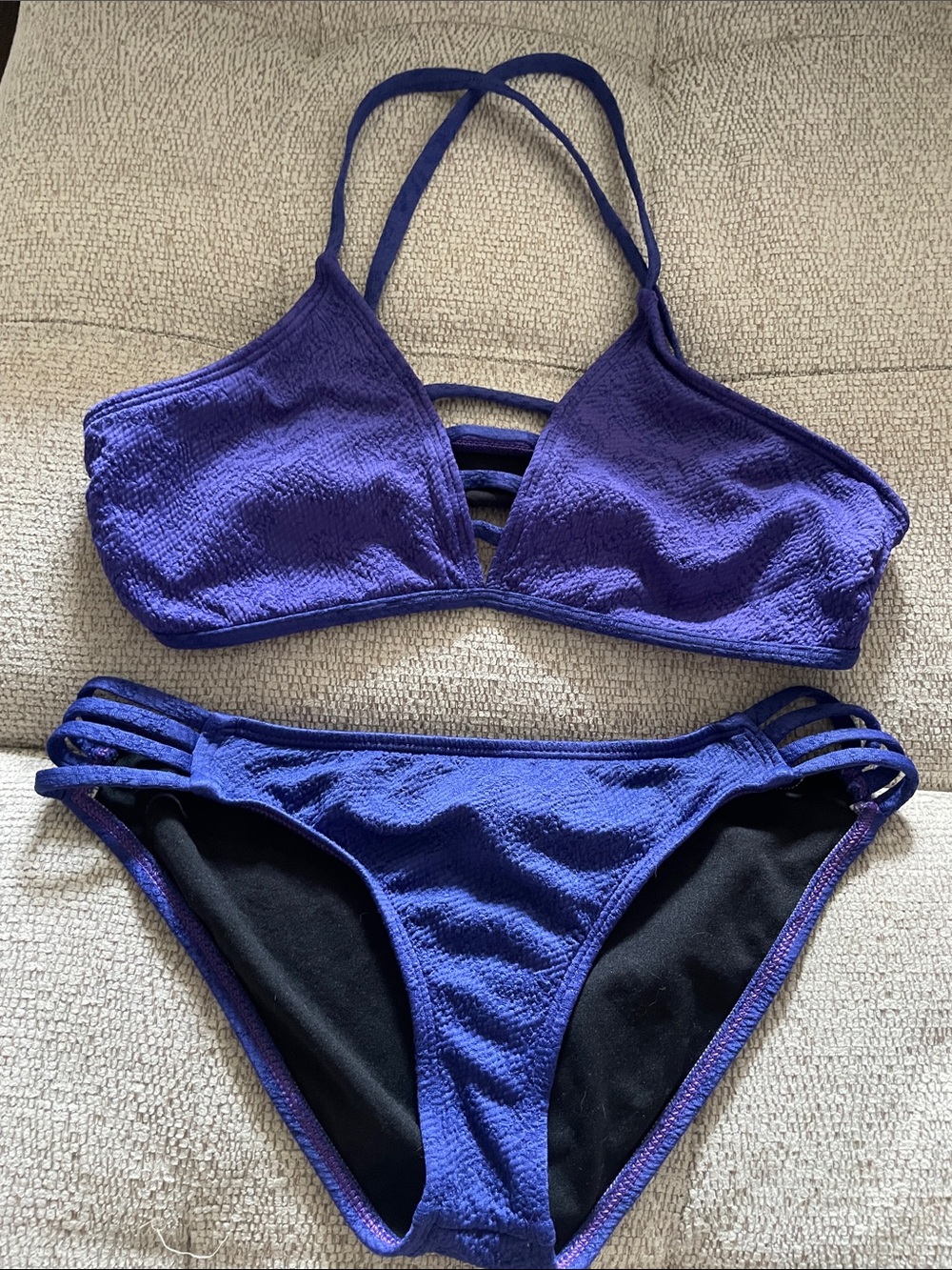 Hurley Bikini Set 
Royal Blue 
Bottom and Top
 Size - M
USA/CA - M
Made in CA